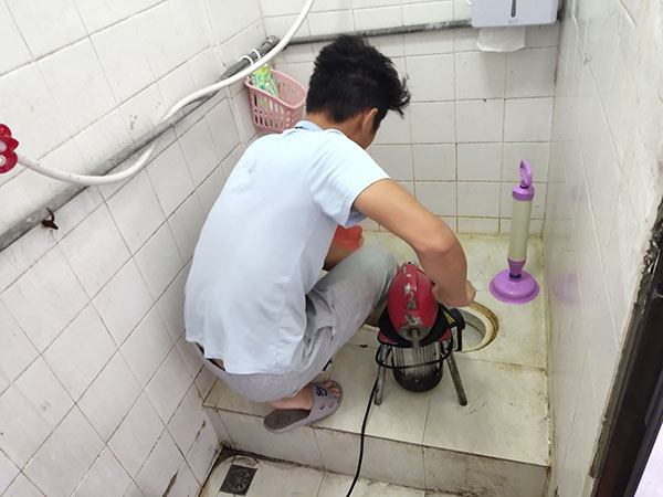 吉林管道堵塞冒臭气 专业师傅现场解决问题